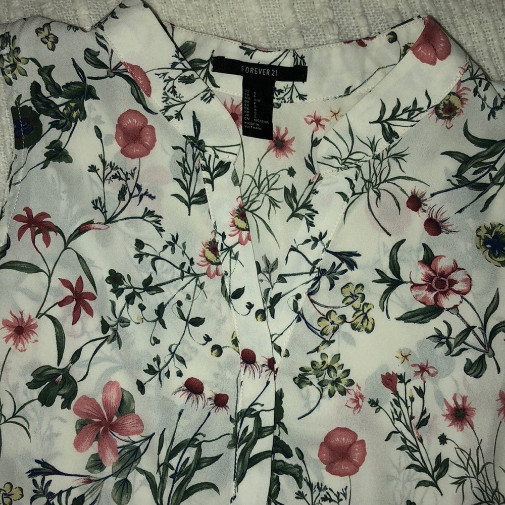 •Floral Sleeveless Blouse• - Picture 2 of 4